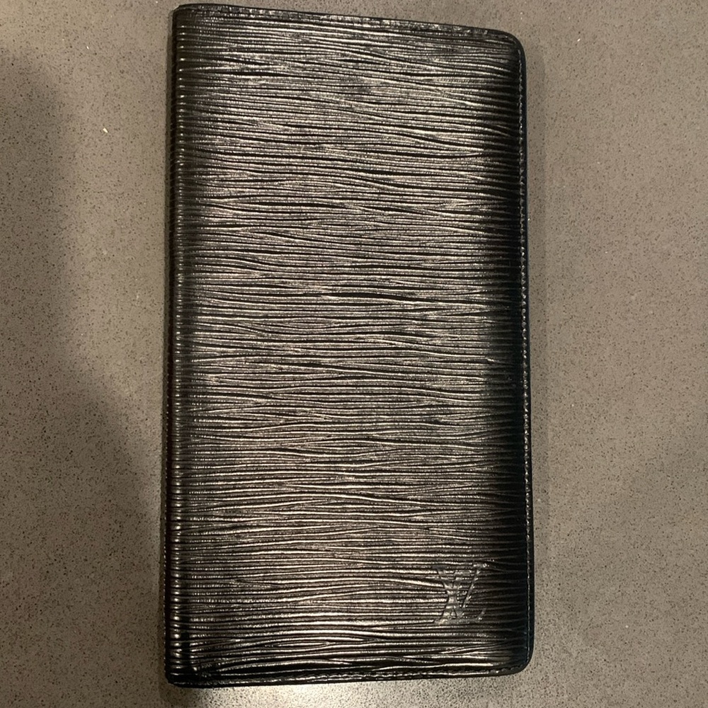 Authentic Louis Vuitton black epi long bifold wallet. Date code is CA1925